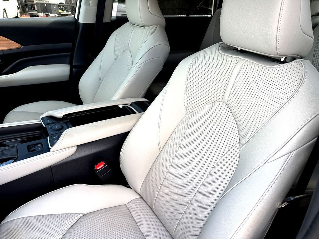 Used 2024 Toyota Grand Highlander FWD image 13