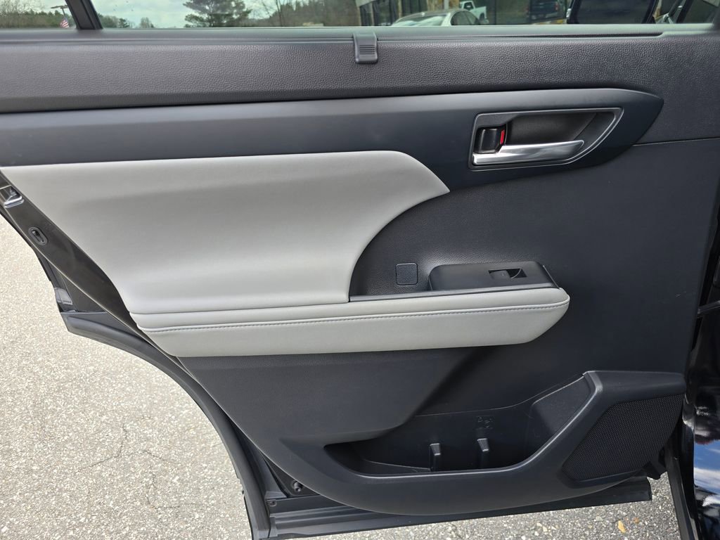 Used 2021 Toyota Highlander XLE image 47