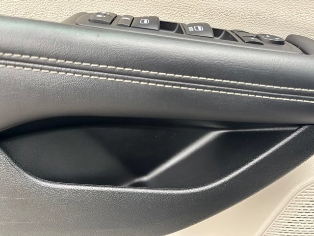 Used 2024 Chrysler Pacifica Touring-L FWD image 14