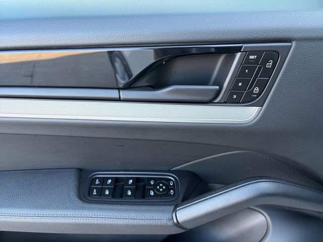 Used 2024 Porsche Cayenne AWD/4WD image 4