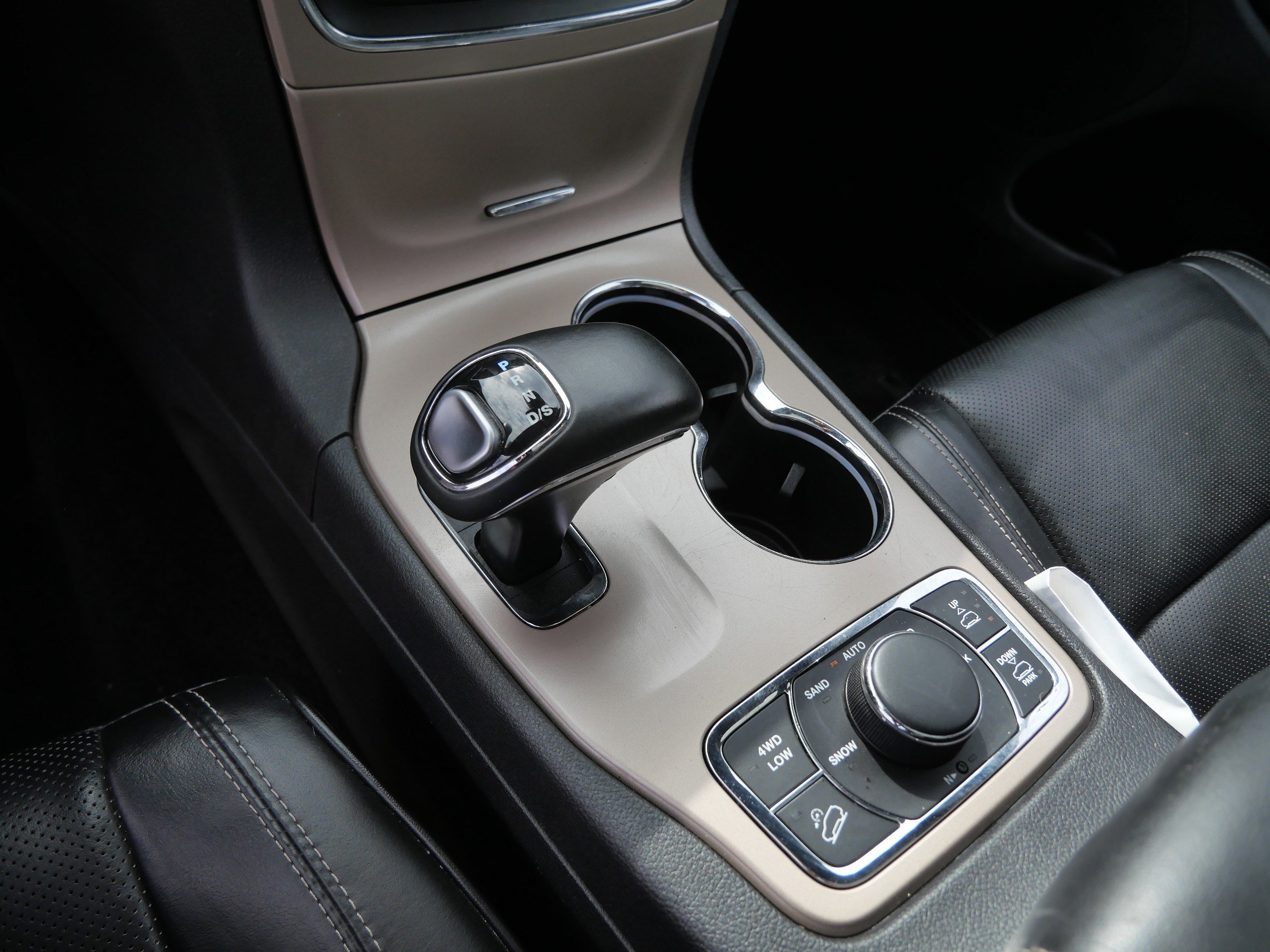 Used 2015 Jeep Grand Cherokee Overland AWD/4WD image 24
