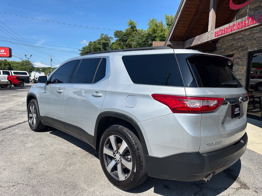 Used 2021 Chevrolet Traverse LT w/ LT Premium Package FWD image 3