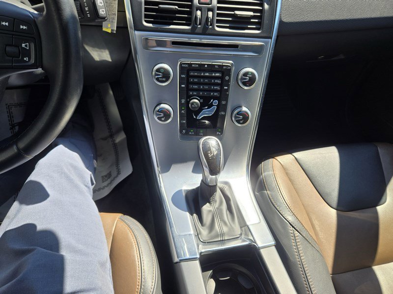 Used 2017 Volvo XC60 T6 Dynamic w/ Preferred Option Package image 2