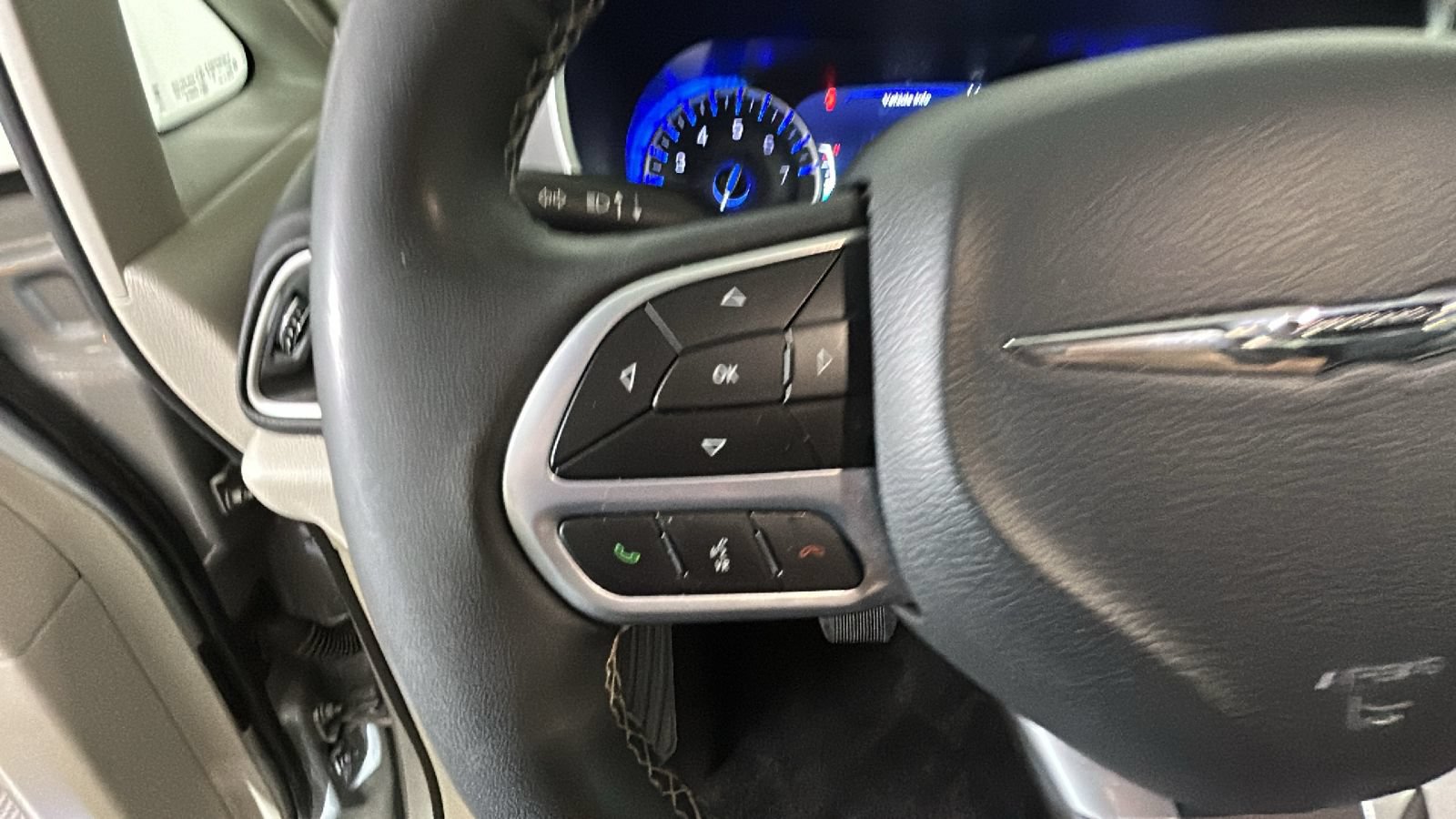 Used 2024 Chrysler Pacifica Touring-L FWD image 18