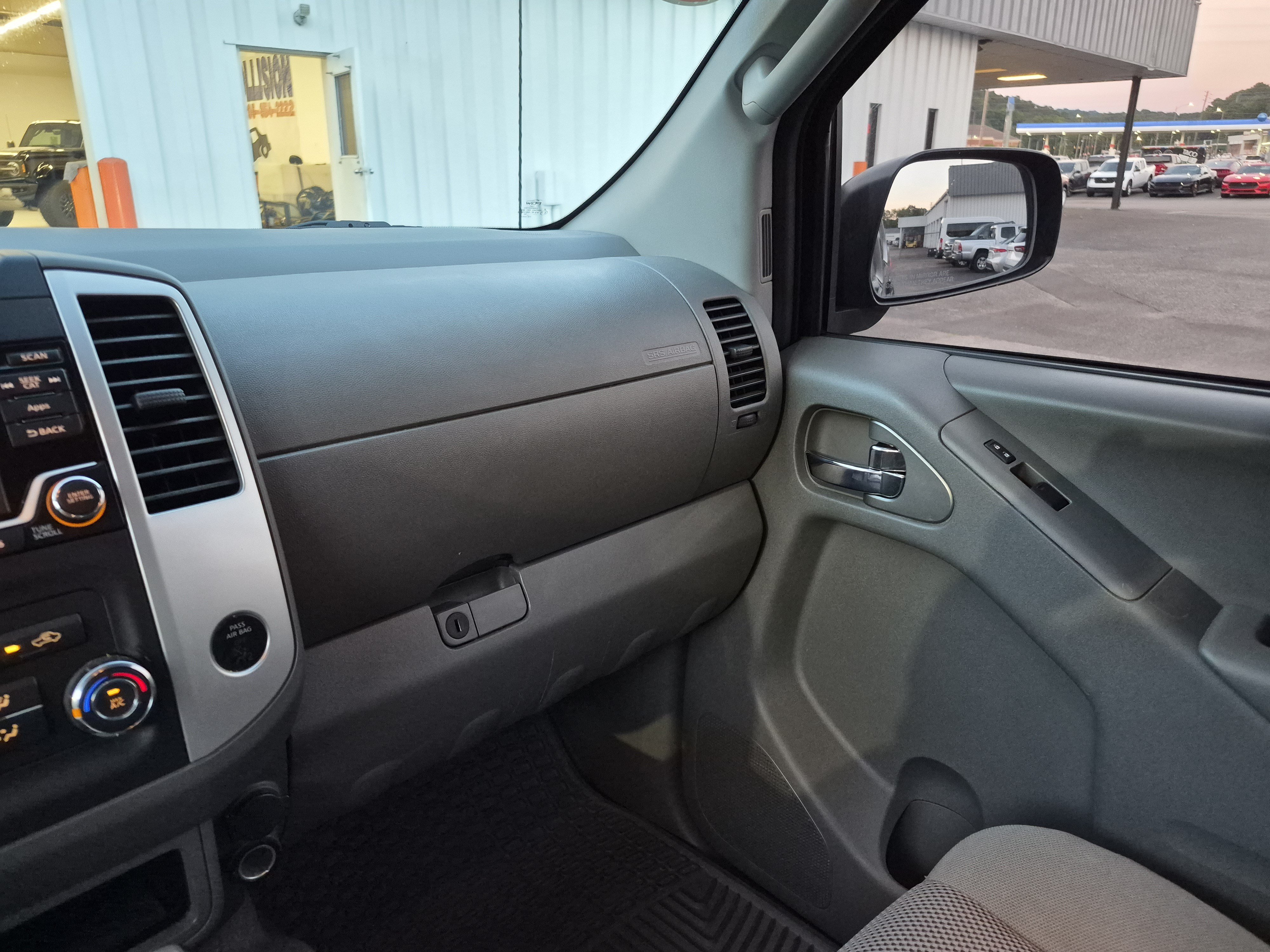 Used 2016 Nissan Frontier SV RWD image 18