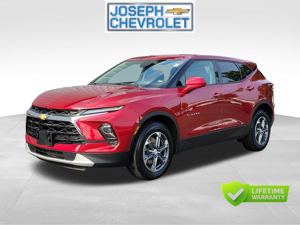 Used 2025 Chevrolet Blazer LT AWD/4WD image 2