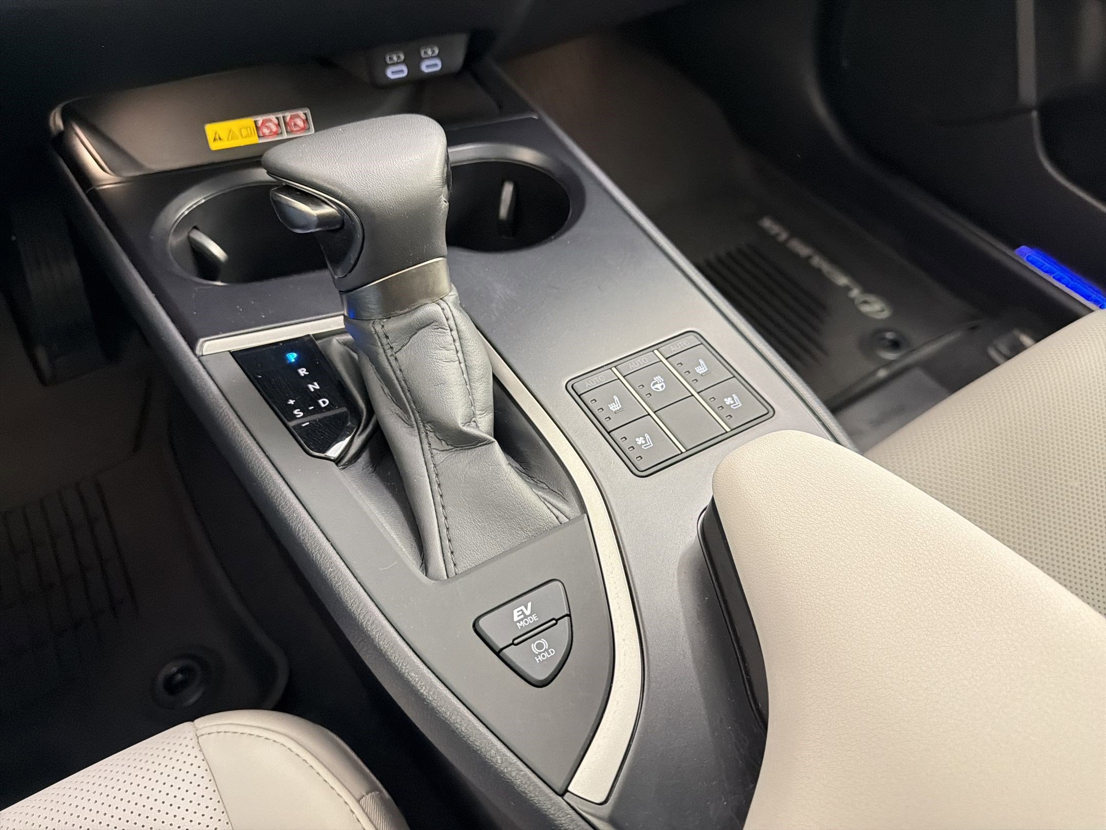 Certified 2023 Lexus UX 250h FWD w/ Accessory Package (Z2) image 17