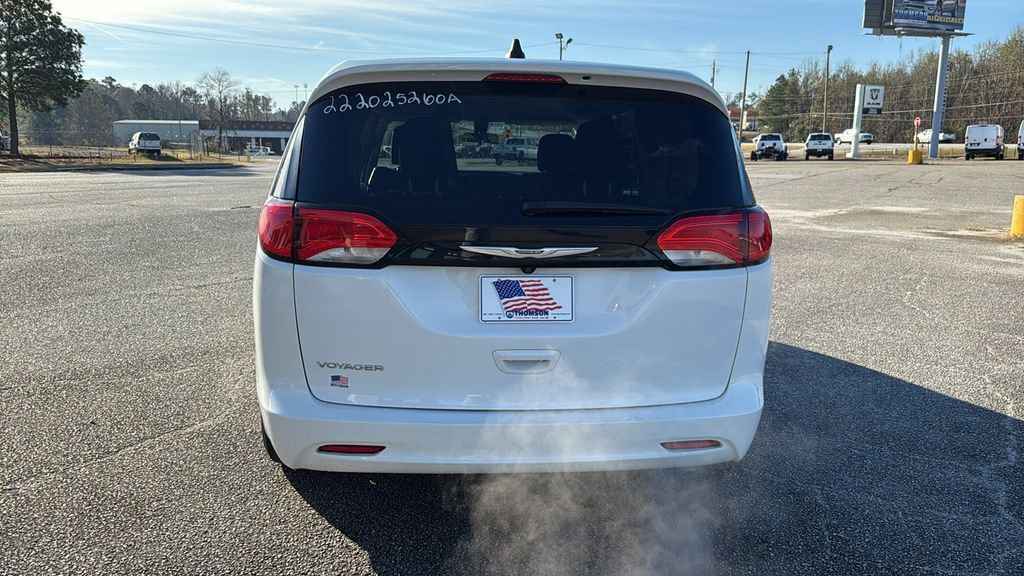 Used 2022 Chrysler Voyager LX image 7