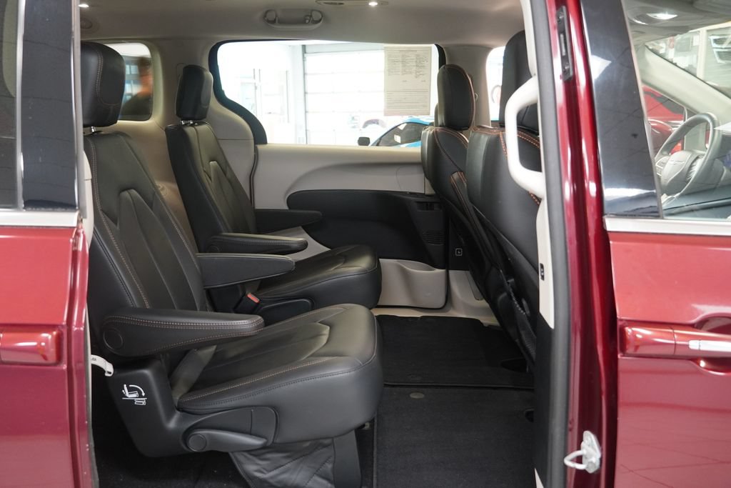 Used 2017 Chrysler Pacifica Touring-L FWD image 28