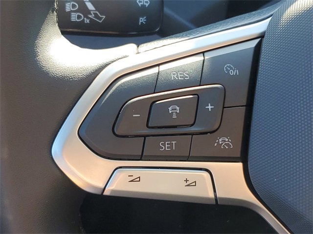 Certified 2025 Volkswagen Taos SE image 27