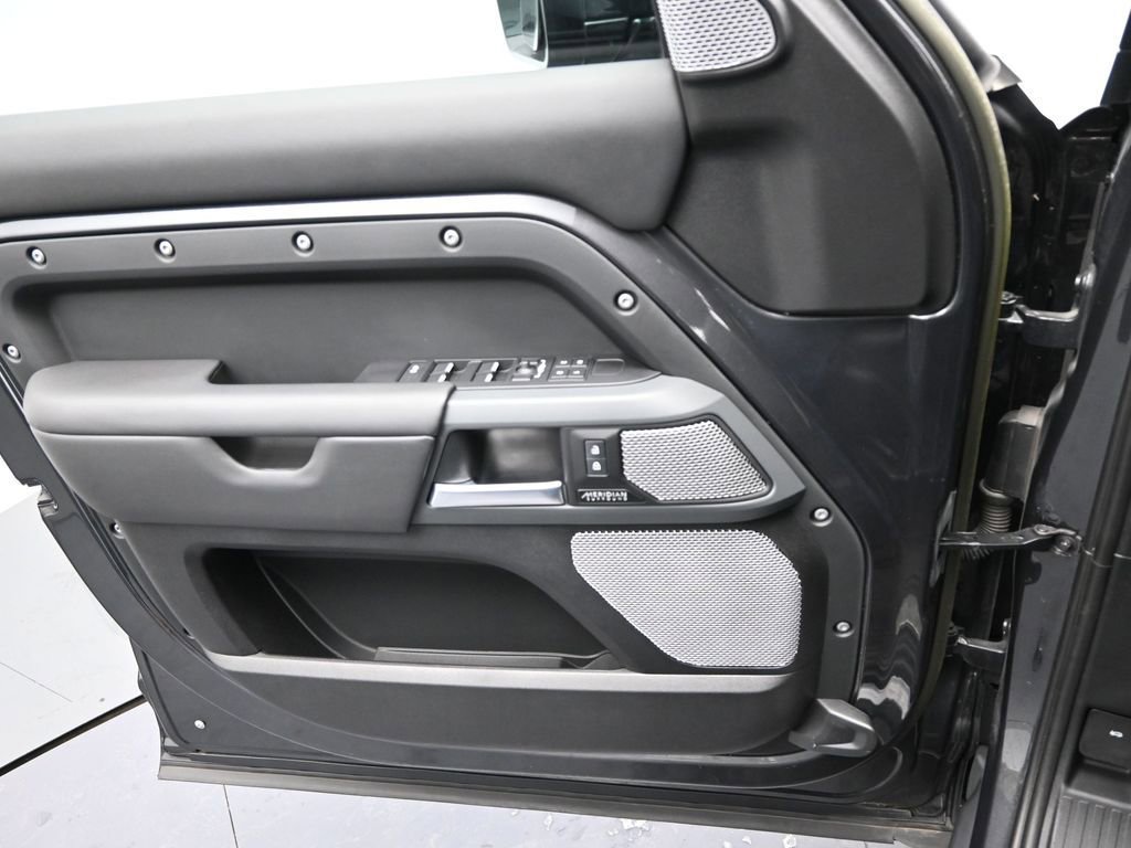 Used 2023 Land Rover Defender 130 X-Dynamic SE image 25