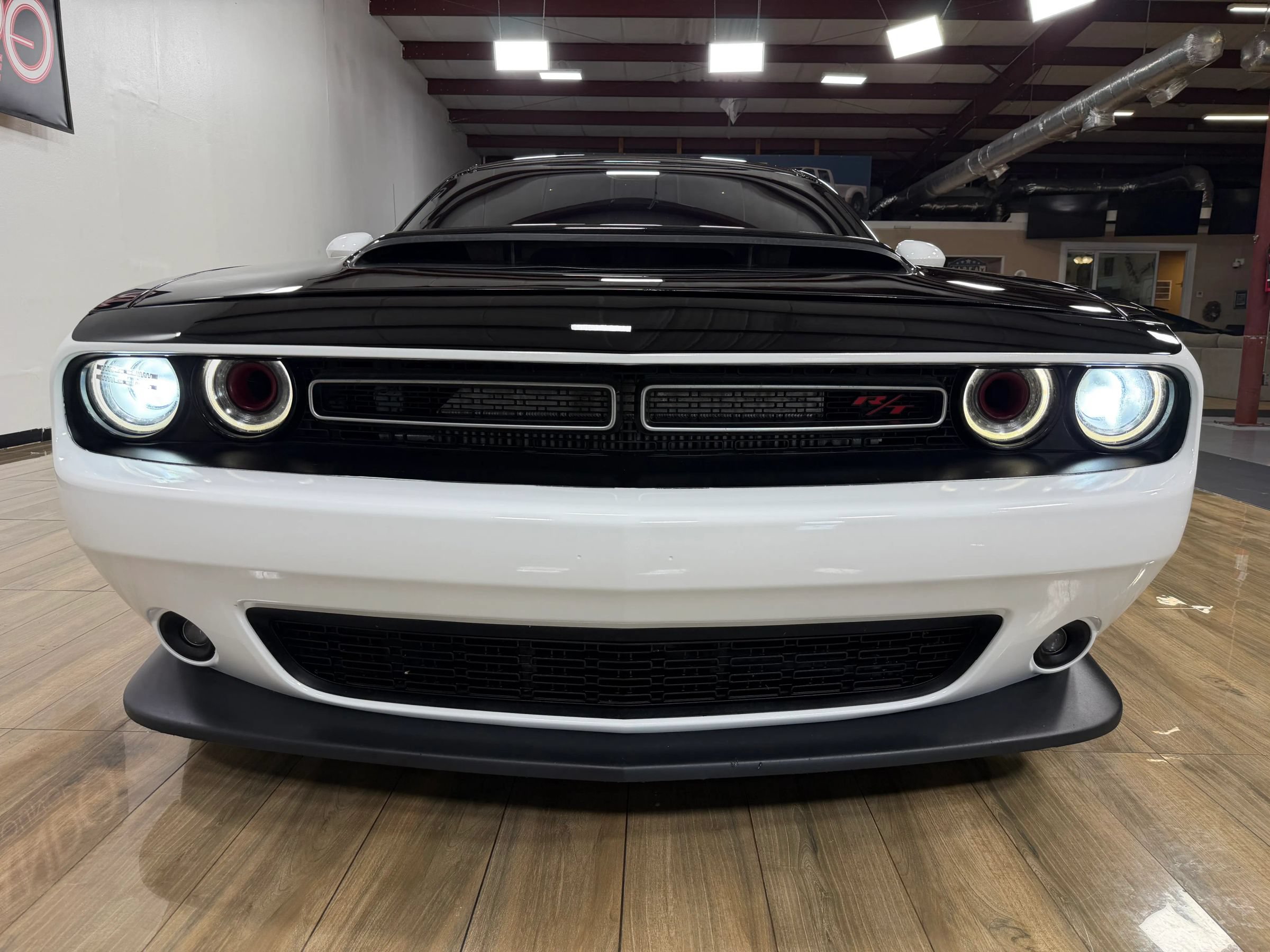 Used 2018 Dodge Challenger R/T Scat Pack w/ Leather Interior Group RWD image 4