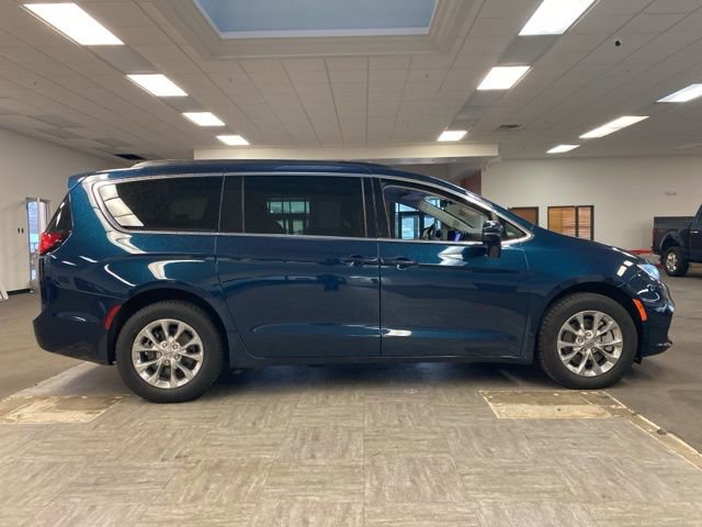 Used 2022 Chrysler Pacifica Touring-L image 3
