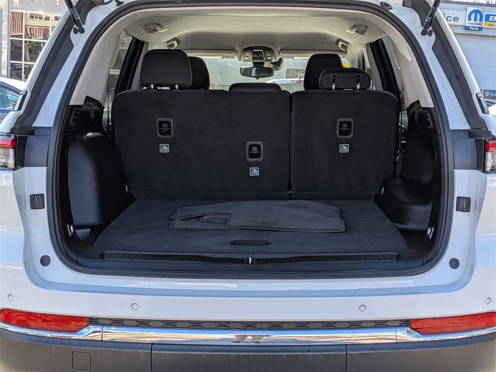 Used 2024 Jeep Grand Cherokee Laredo image 8