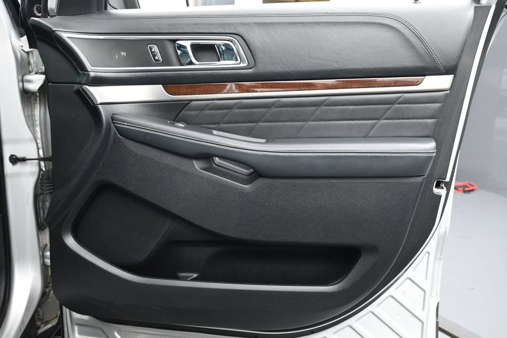 Used 2017 Ford Explorer Platinum AWD/4WD image 26