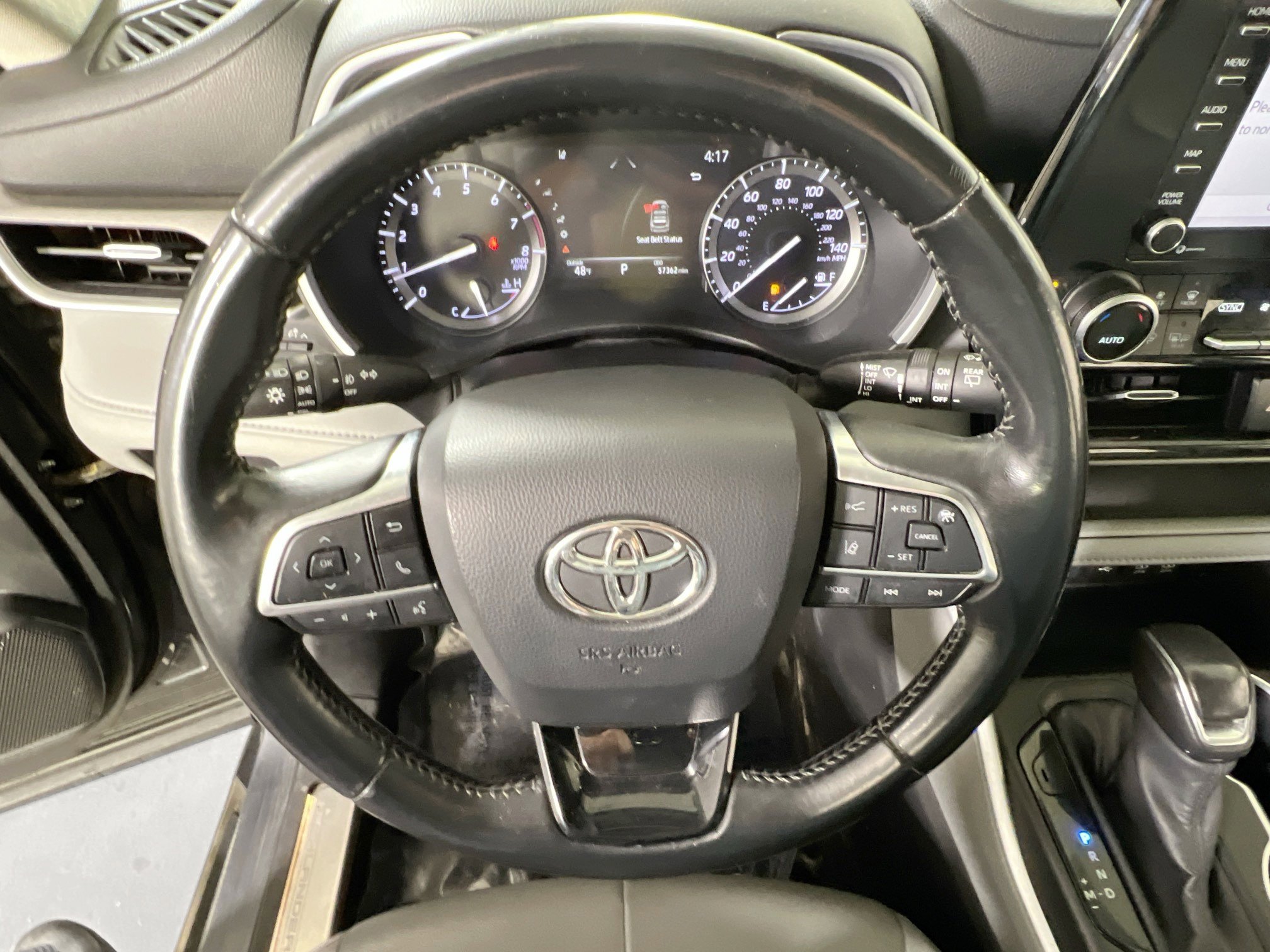 Used 2020 Toyota Highlander XLE image 11