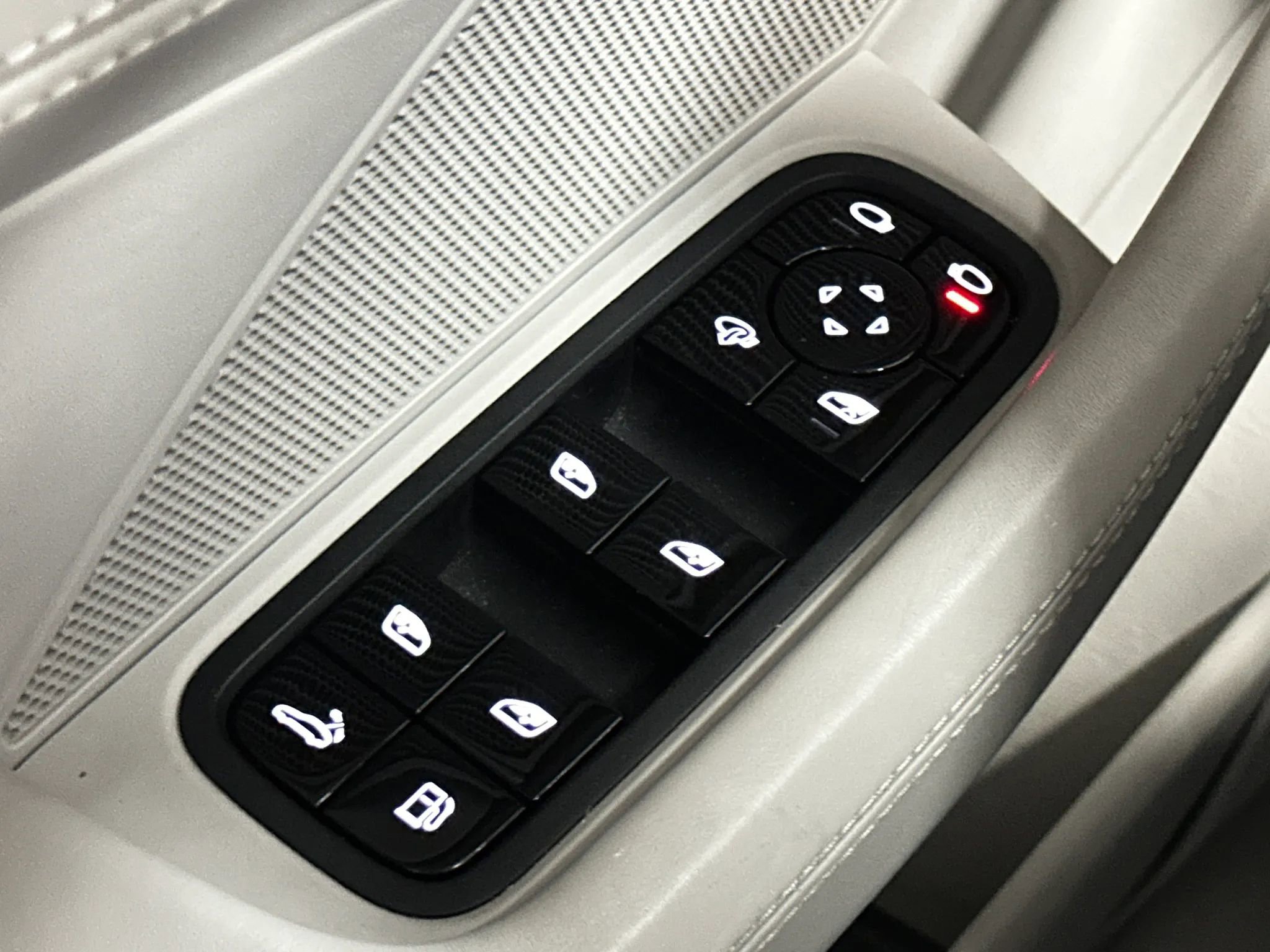 Used 2018 Porsche Panamera 4 w/ Premium Package Plus AWD/4WD image 34