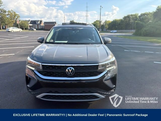 Used 2023 Volkswagen Taos SE w/ Panoramic Sunroof Package FWD image 2