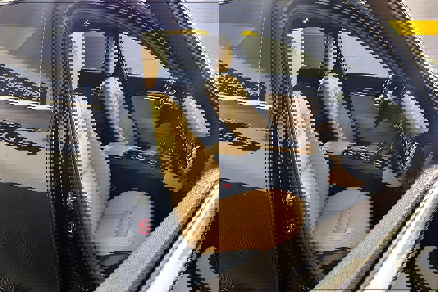 Used 2018 Volvo S90 T6 Momentum image 9