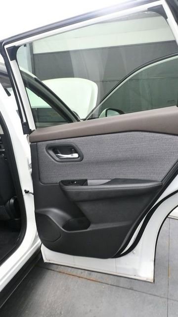 Used 2023 Nissan Rogue SV AWD/4WD image 16