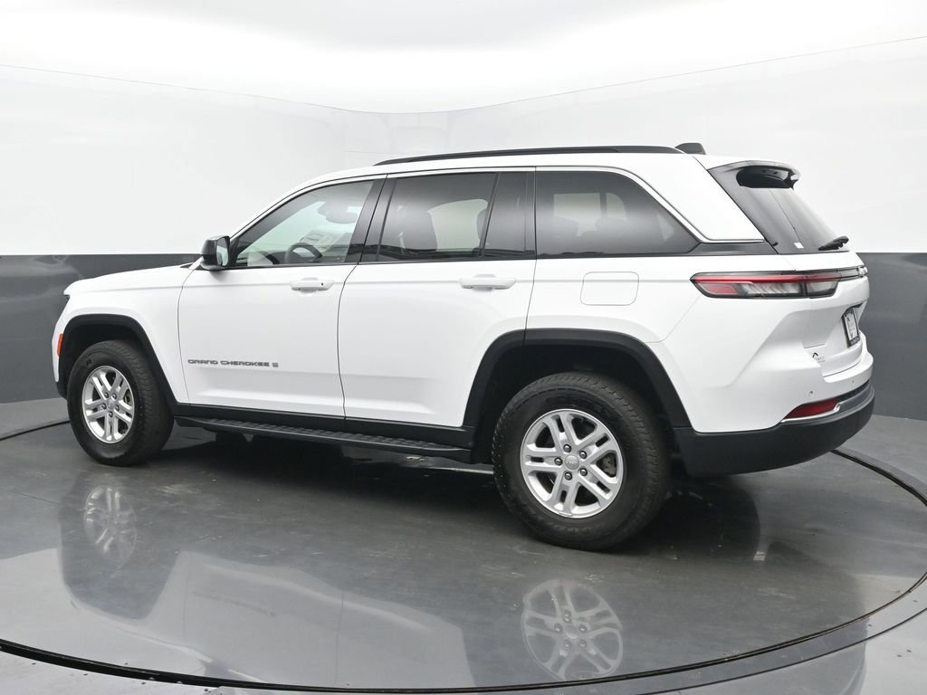 Used 2024 Jeep Grand Cherokee Laredo image 3