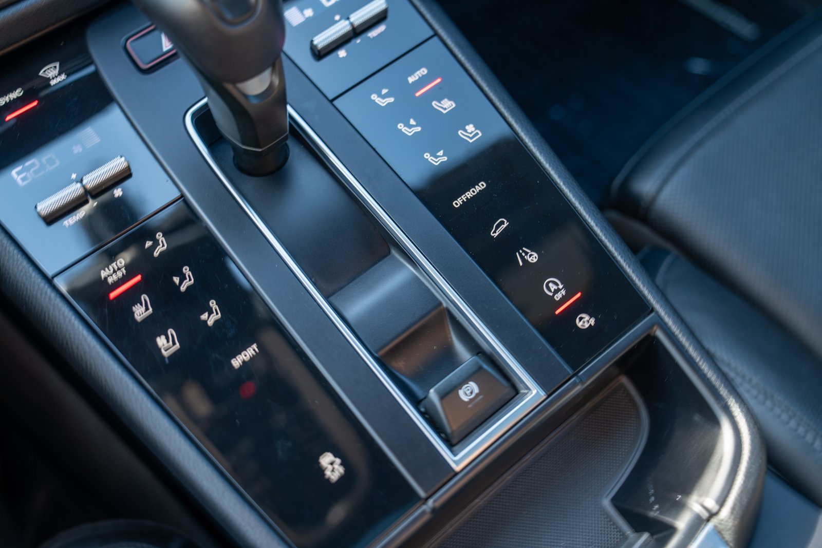Certified 2024 Porsche Macan AWD/4WD image 21