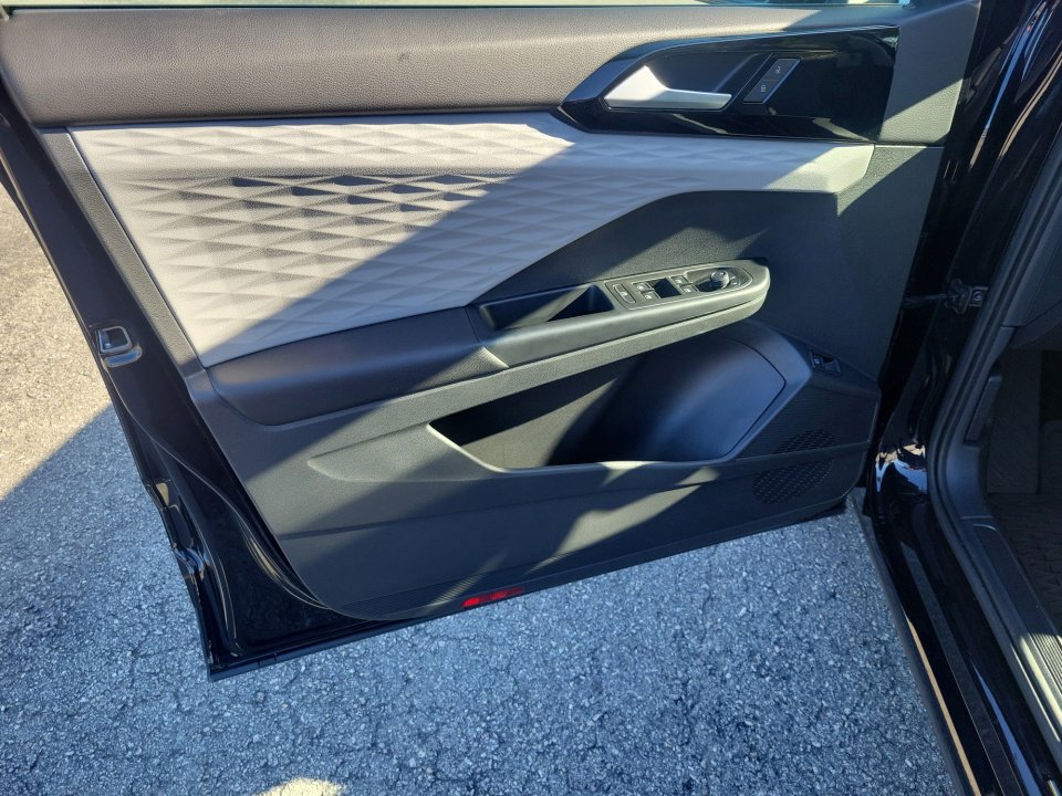 Certified 2023 Volkswagen Taos S image 36