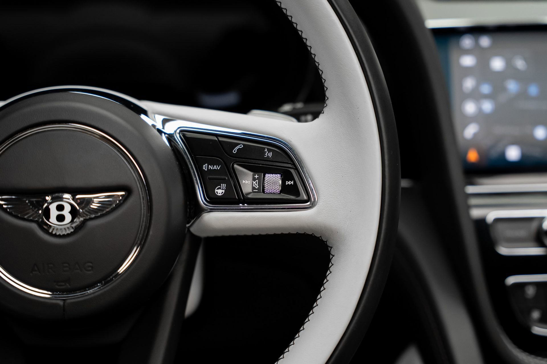 Used 2021 Bentley Bentayga Plug-In Hybrid image 44