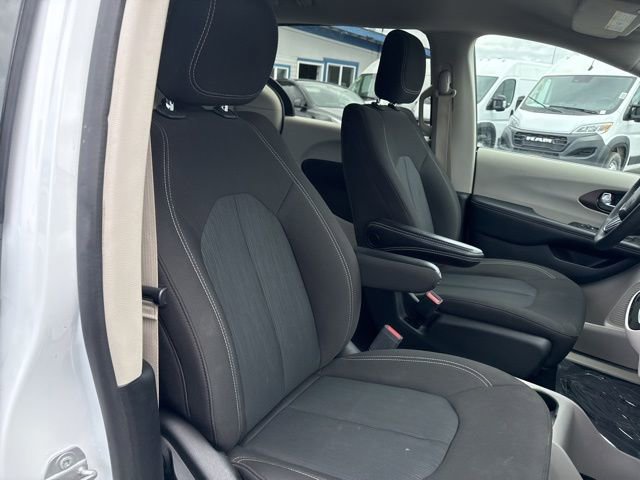 Used 2023 Chrysler Voyager LX FWD image 10