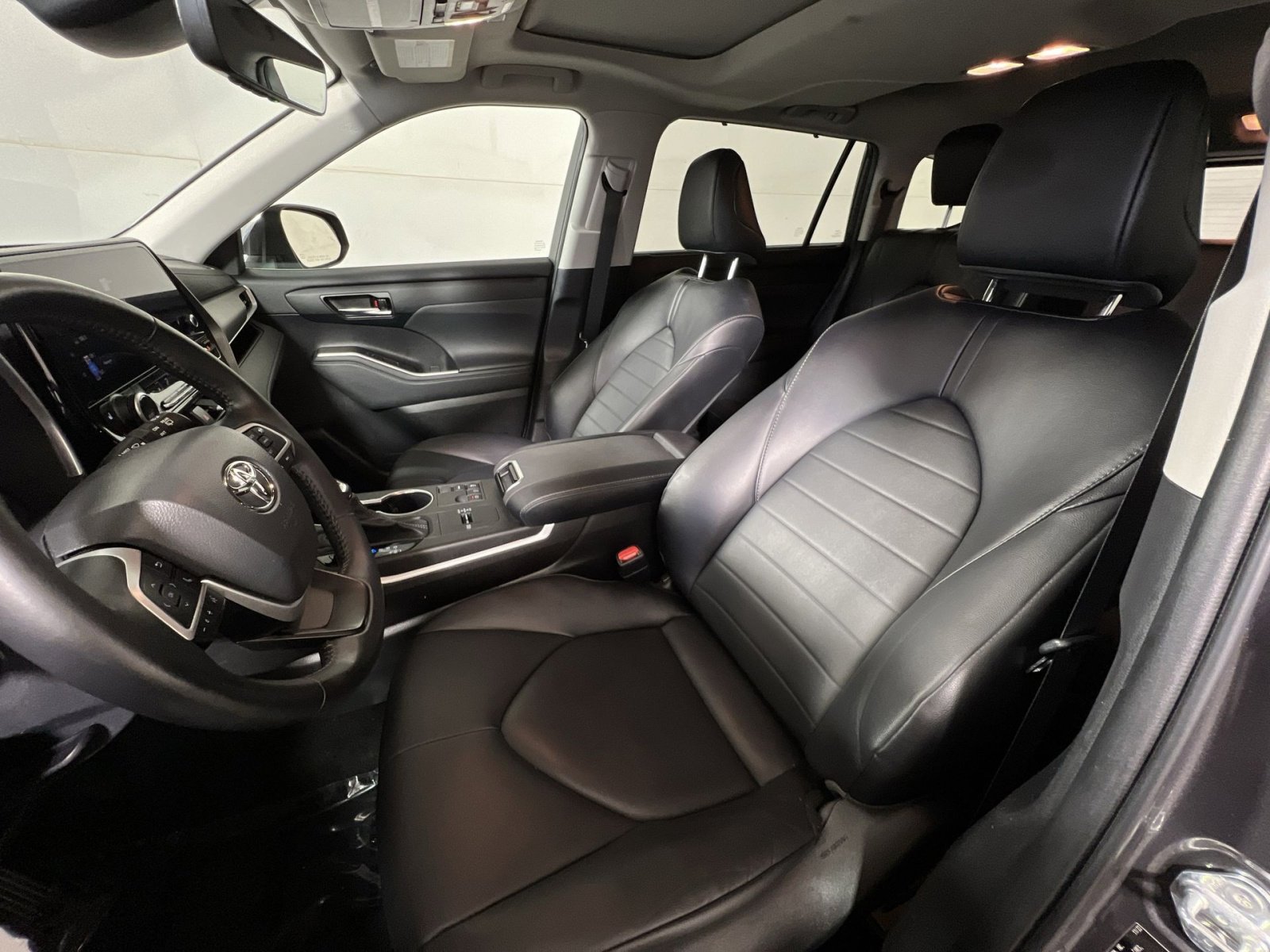 Used 2023 Toyota Highlander XLE FWD image 11