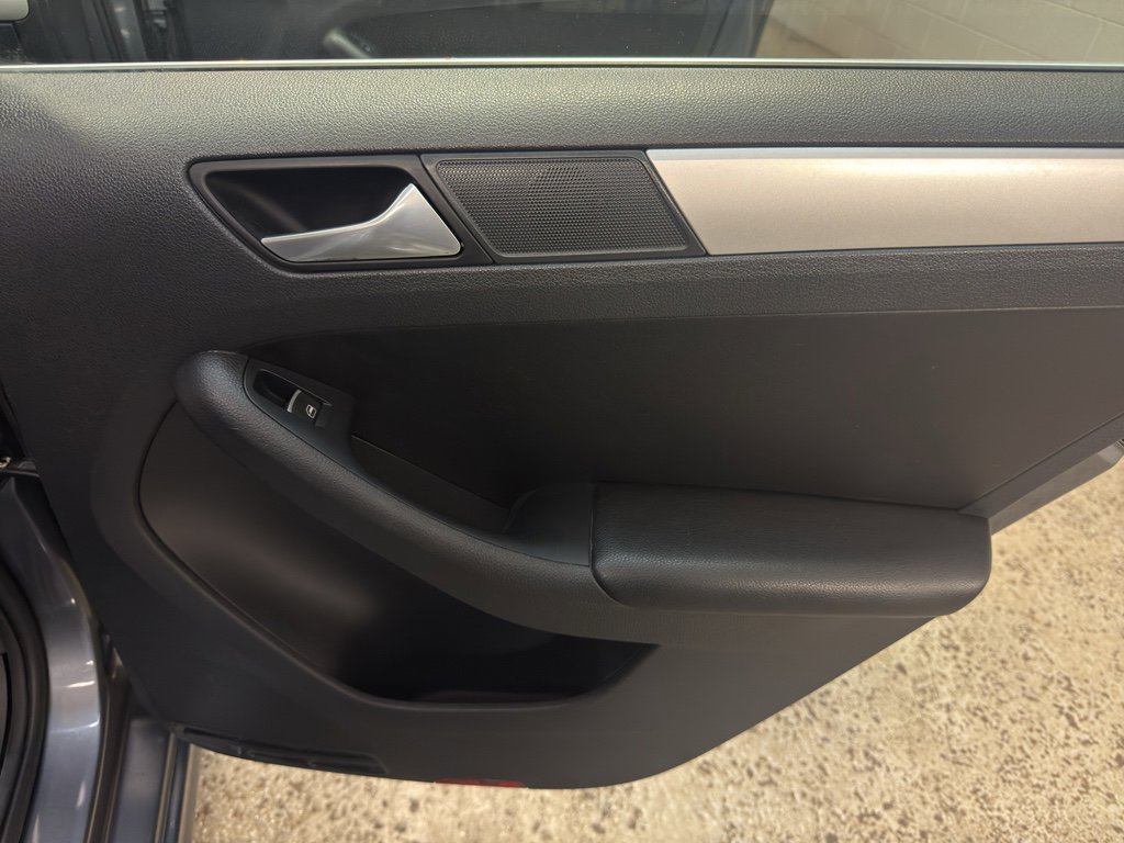 Used 2013 Volkswagen Jetta SE FWD image 25