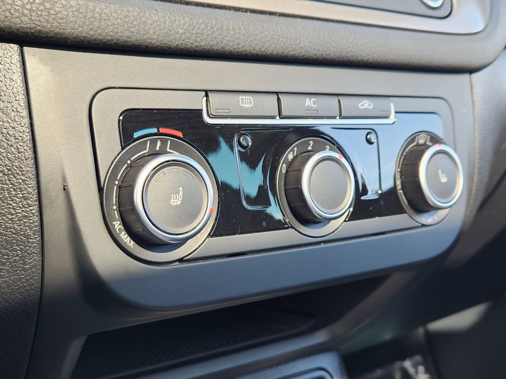 Used 2011 Volkswagen Tiguan SE image 8