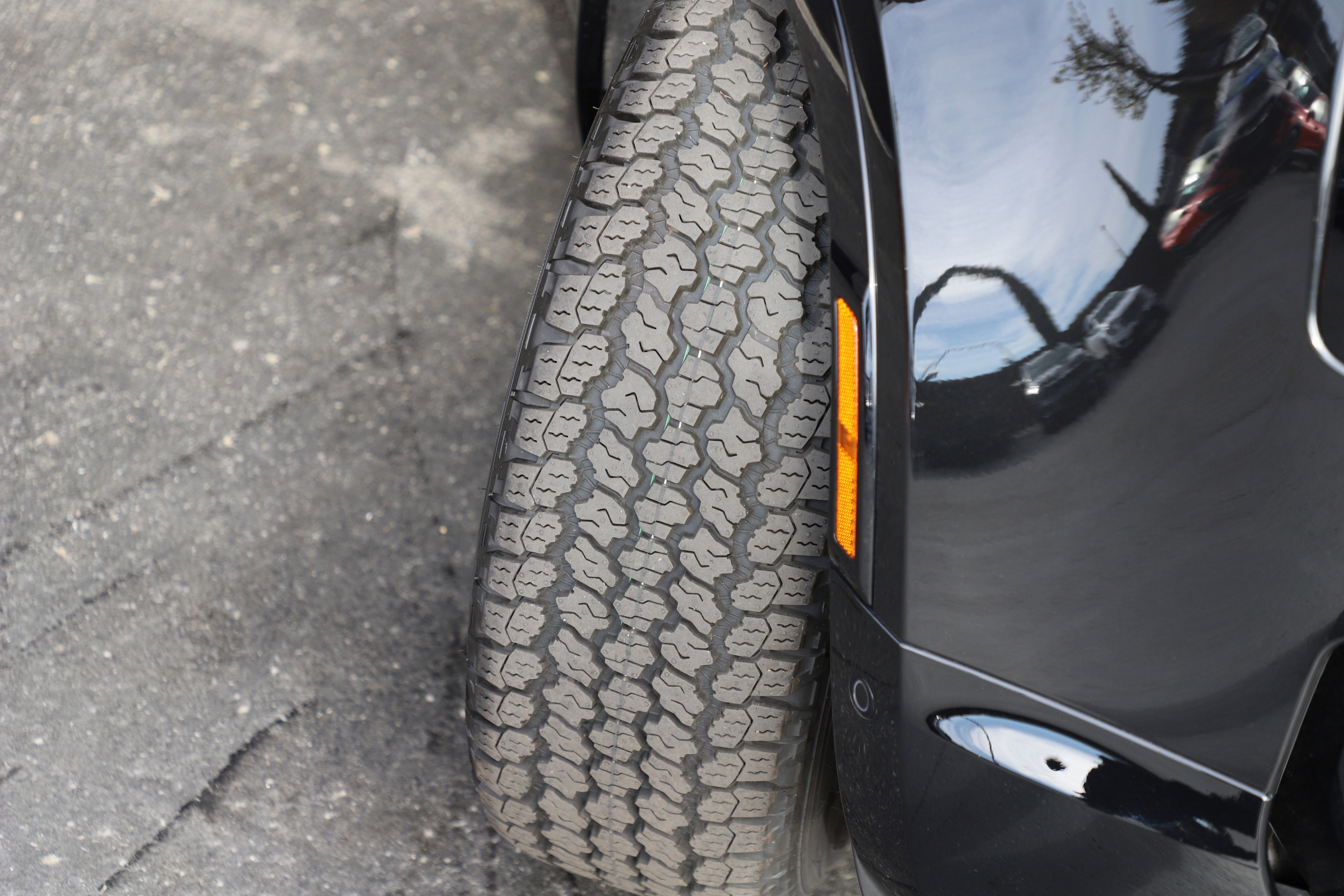 New 2026 Land Rover Defender 110 X-Dynamic SE image 3