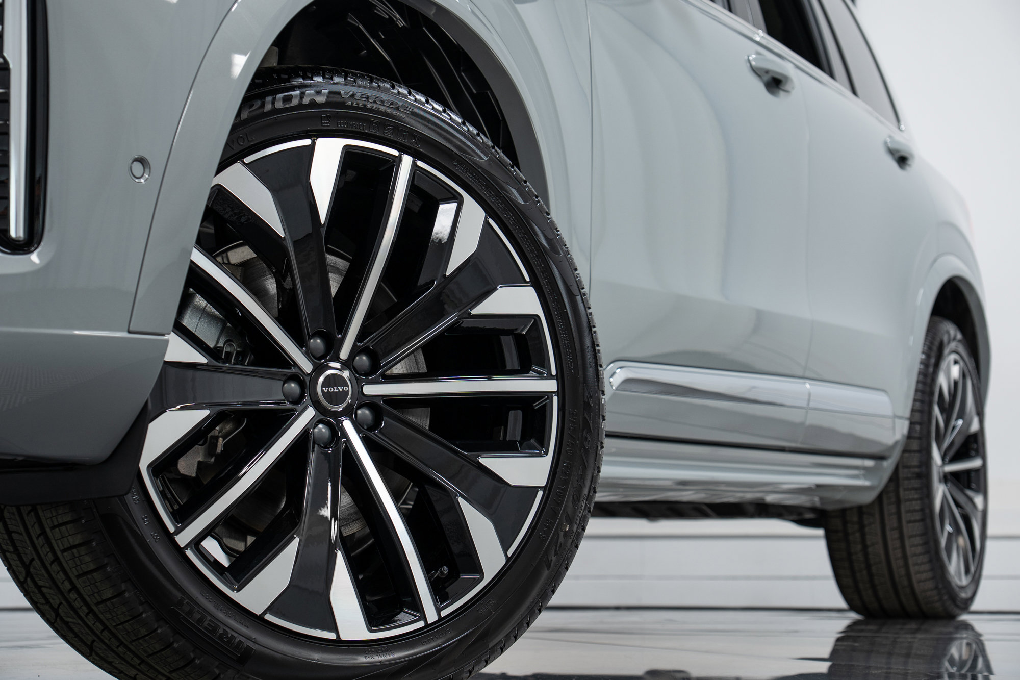 New 2026 Volvo XC90 B6 Plus w/ Protection Package Premier image 28