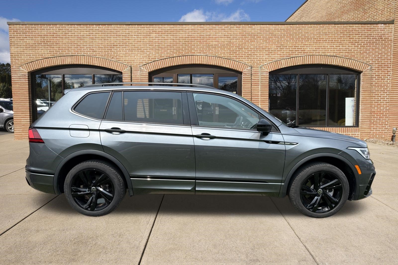 Used 2024 Volkswagen Tiguan SE R-Line AWD/4WD image 2