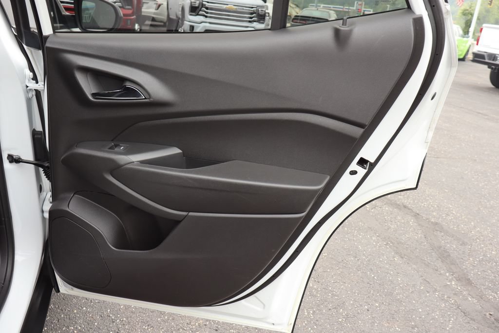 Used 2024 Chevrolet Trax RS w/ Sunroof Package FWD image 33