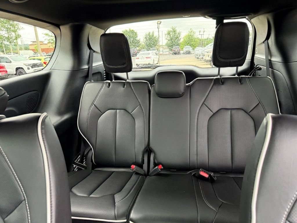 Used 2026 Chrysler Pacifica Limited FWD image 18