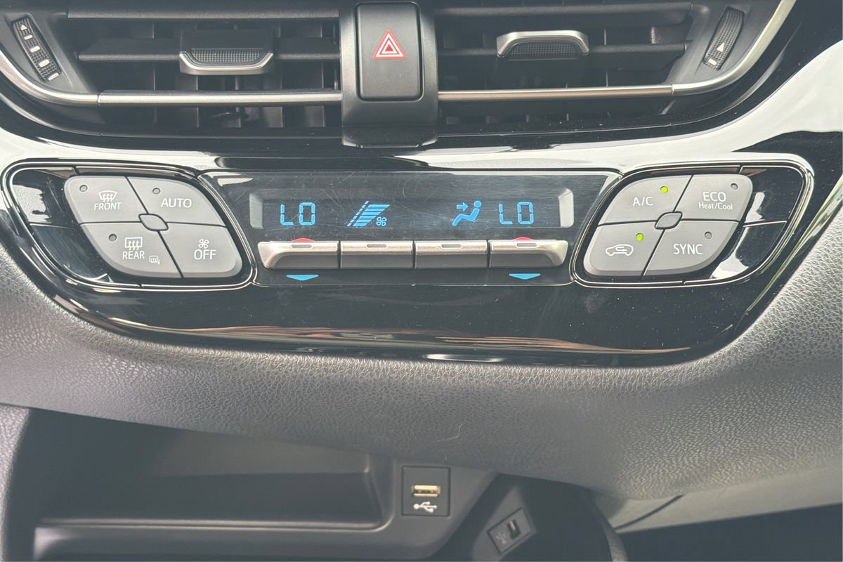 Used 2020 Toyota C-HR XLE FWD image 29