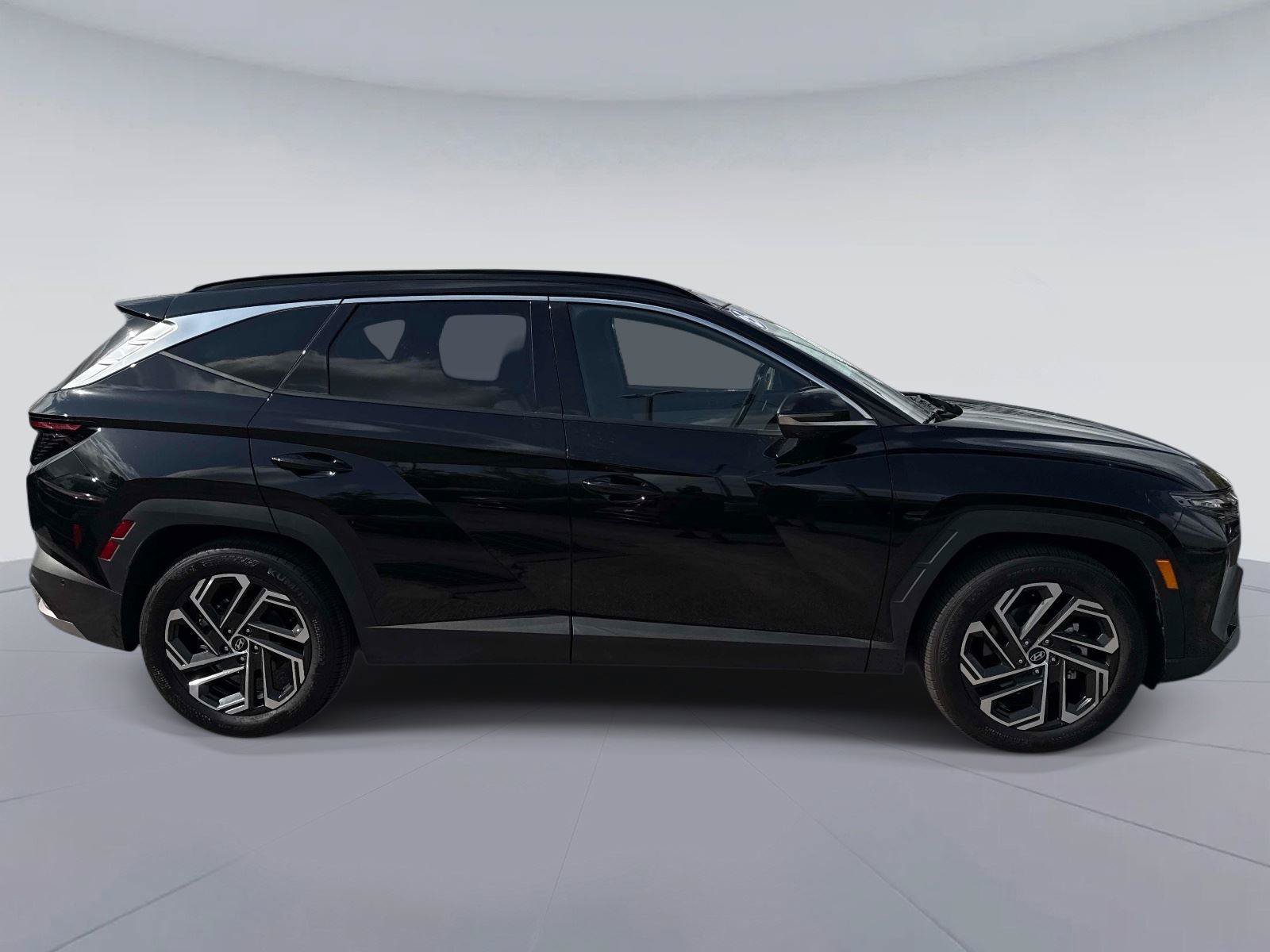 Used 2025 Hyundai Tucson Limited FWD image 2