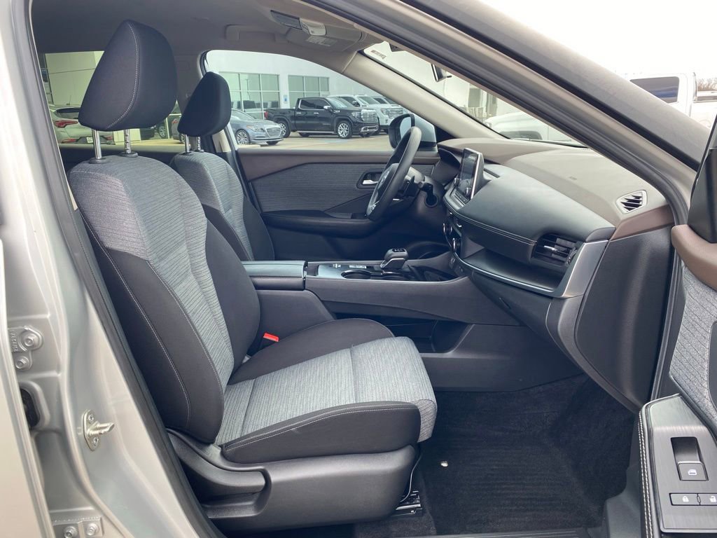 Used 2023 Nissan Rogue SV image 15