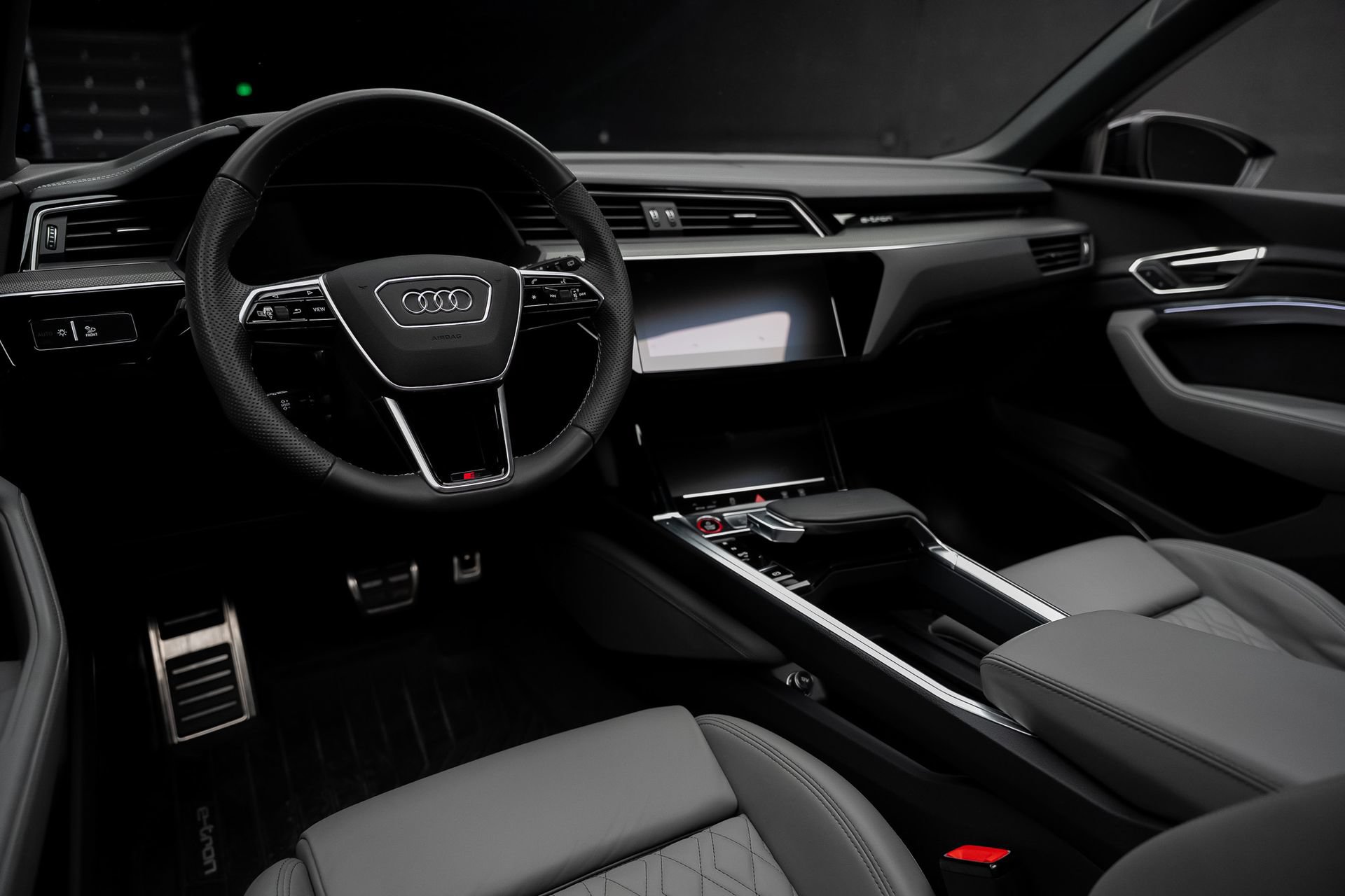 Used 2024 Audi SQ8 e-tron Premium Plus AWD/4WD image 2