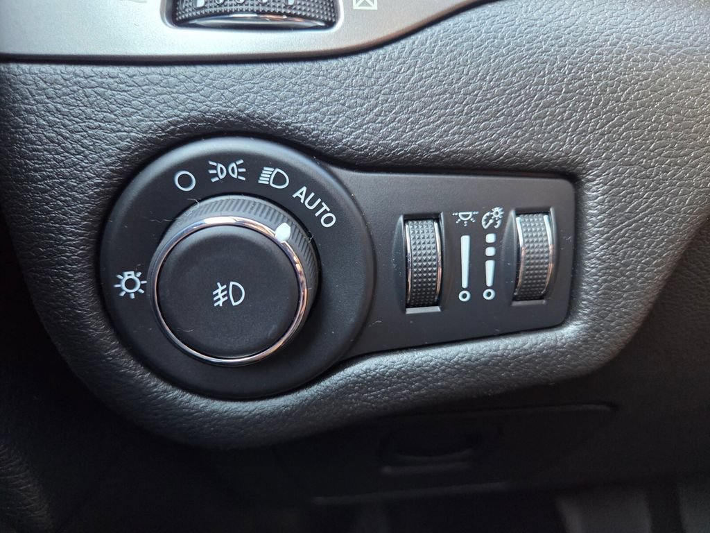 Used 2021 Jeep Cherokee Latitude Plus FWD image 12
