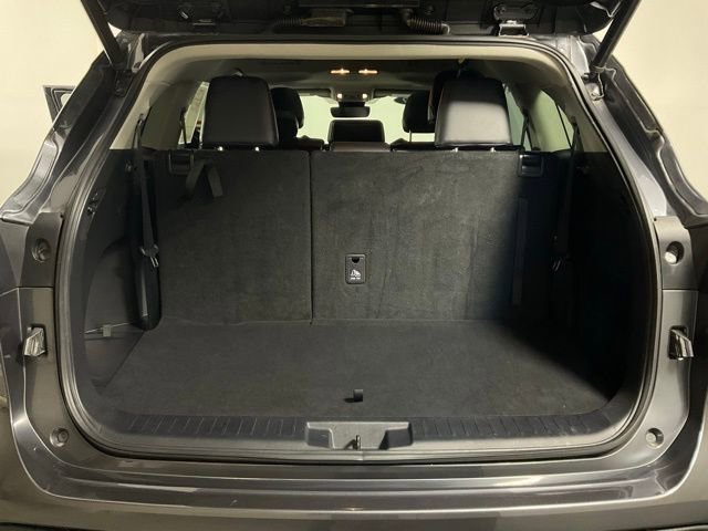 Used 2020 Toyota Highlander XLE image 11