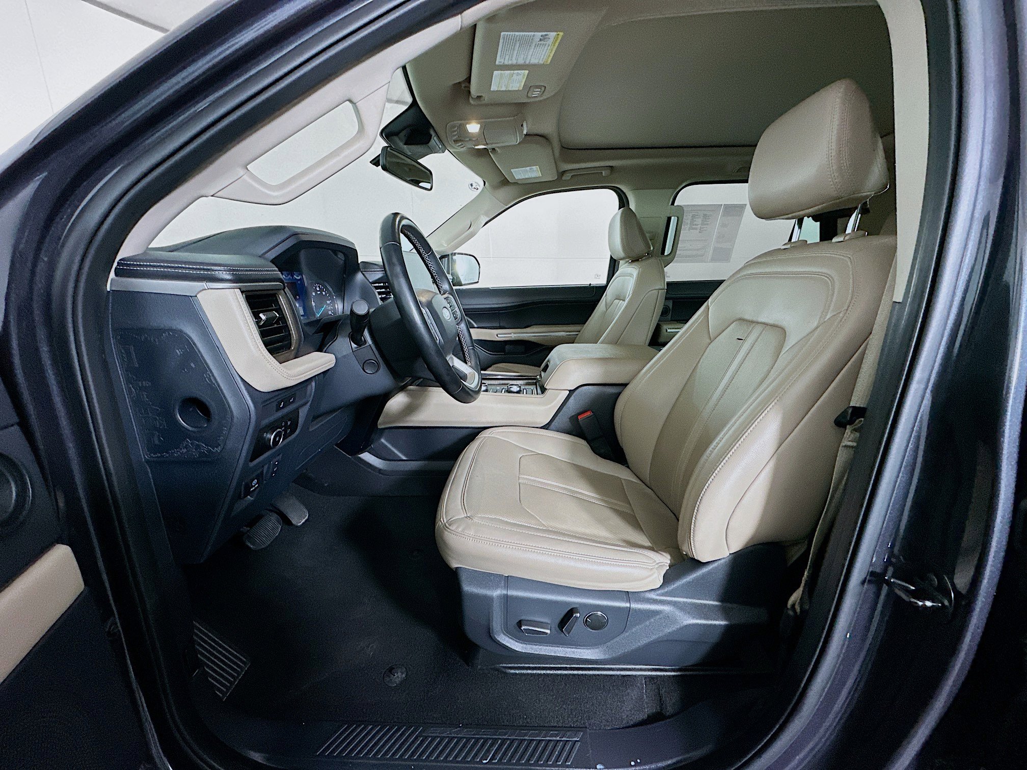 Used 2024 Ford Expedition Limited image 13