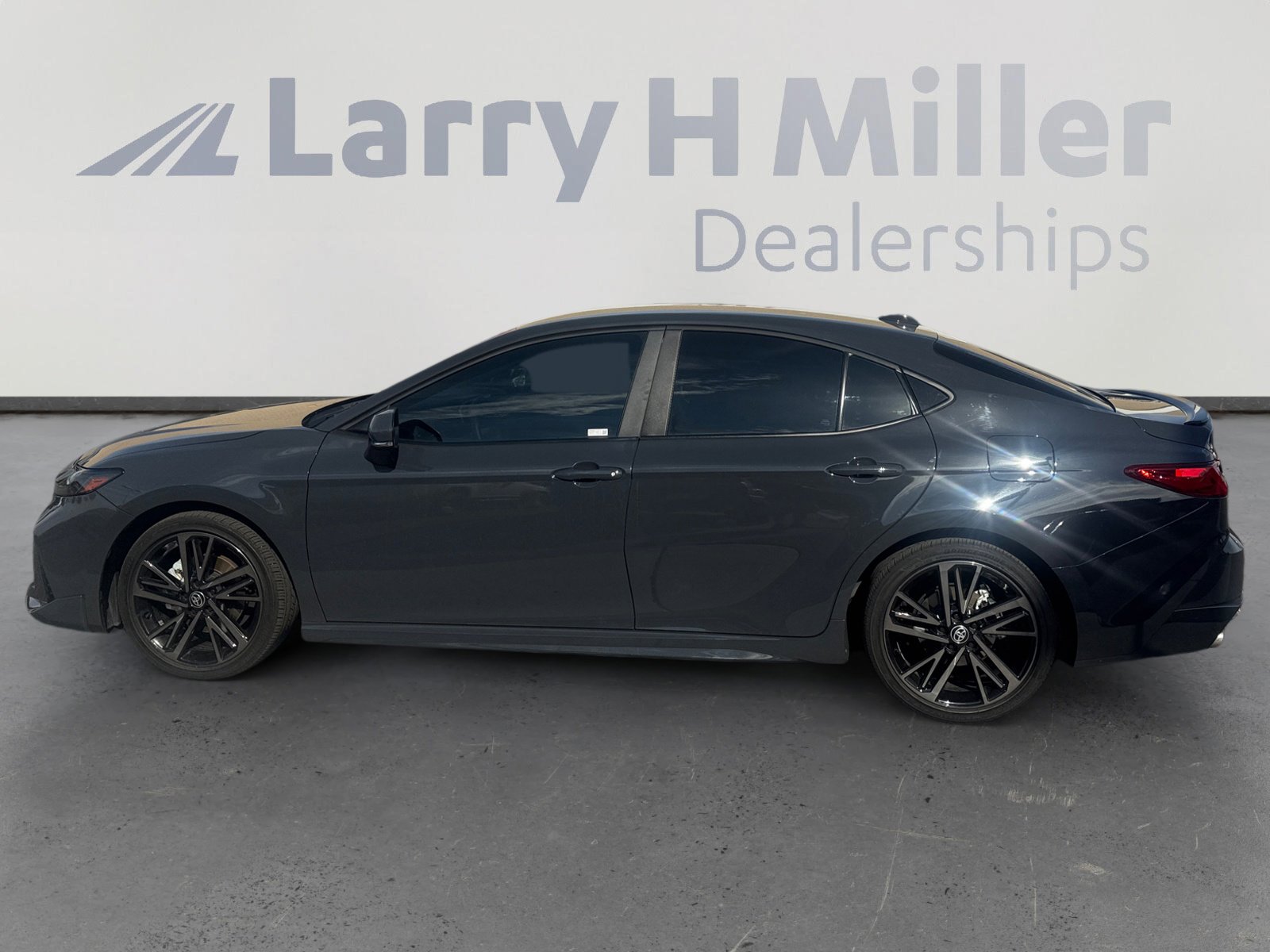 Used 2025 Toyota Camry XSE image 2