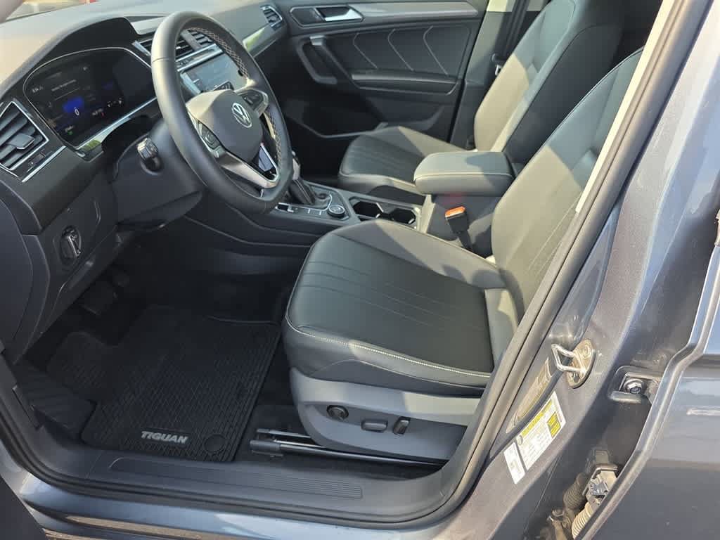 Used 2024 Volkswagen Tiguan SE w/ Panoramic Sunroof Package AWD/4WD image 15