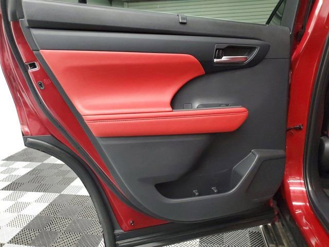 Used 2021 Toyota Highlander XSE FWD image 11