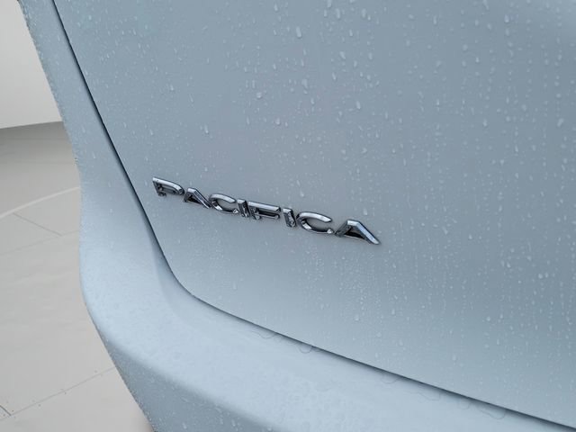 Used 2022 Chrysler Pacifica Touring-L image 5