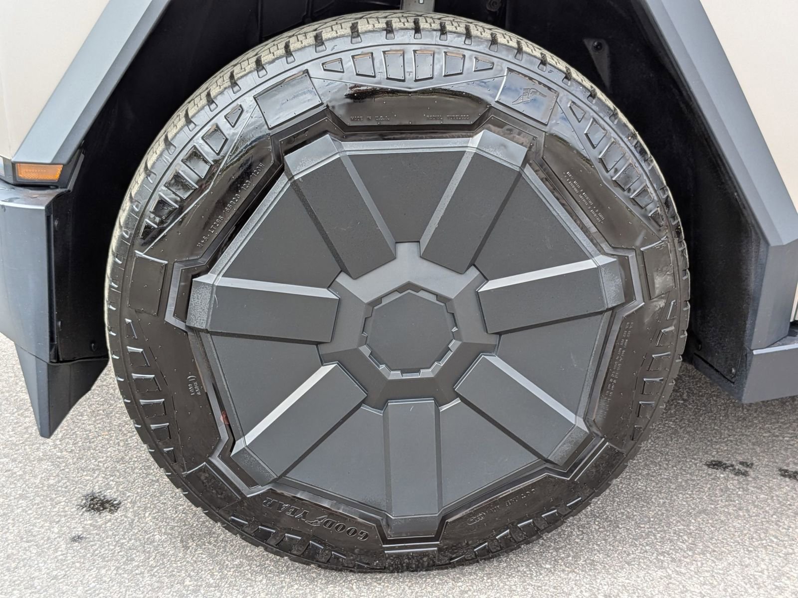 Used 2024 Tesla Cybertruck AWD Crew Cab image 10