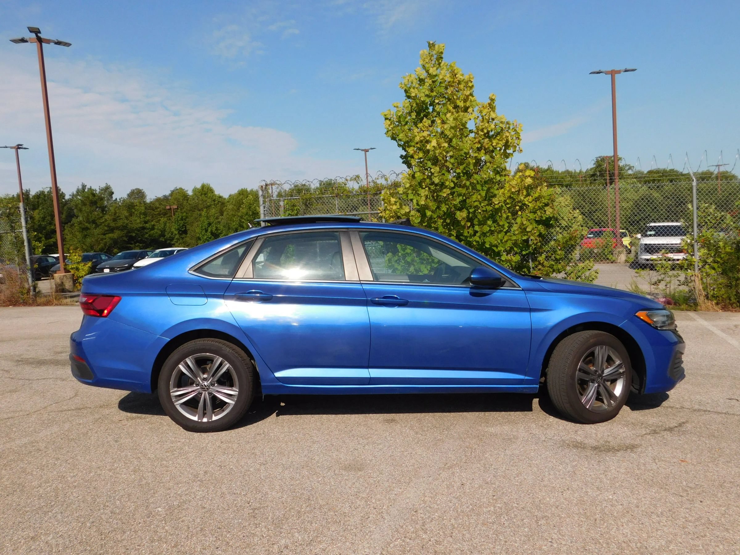 Used 2024 Volkswagen Jetta SE FWD image 4